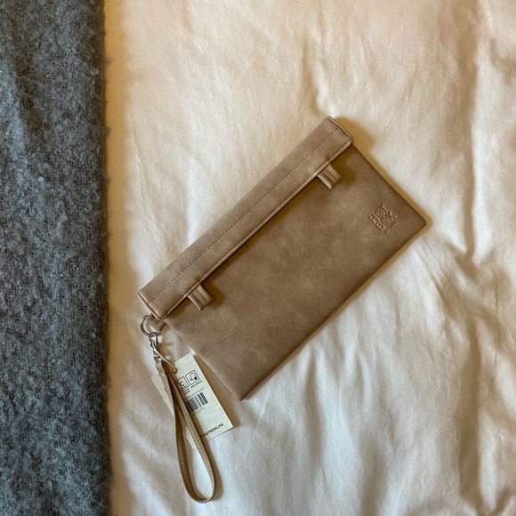 NWT - Beige Vegan Leather Clutch Purse - Make-up bag - Stash bag - smell… - Picture 2 of 12